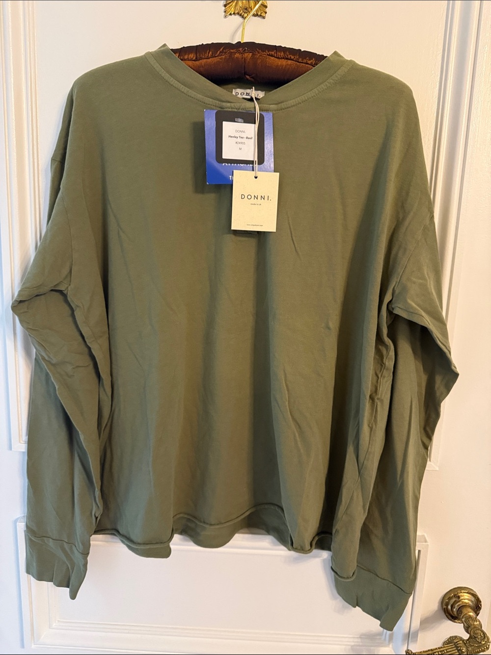 NWT DONNI. Olive Crewneck Henley Long Sleeve Pullover– medium